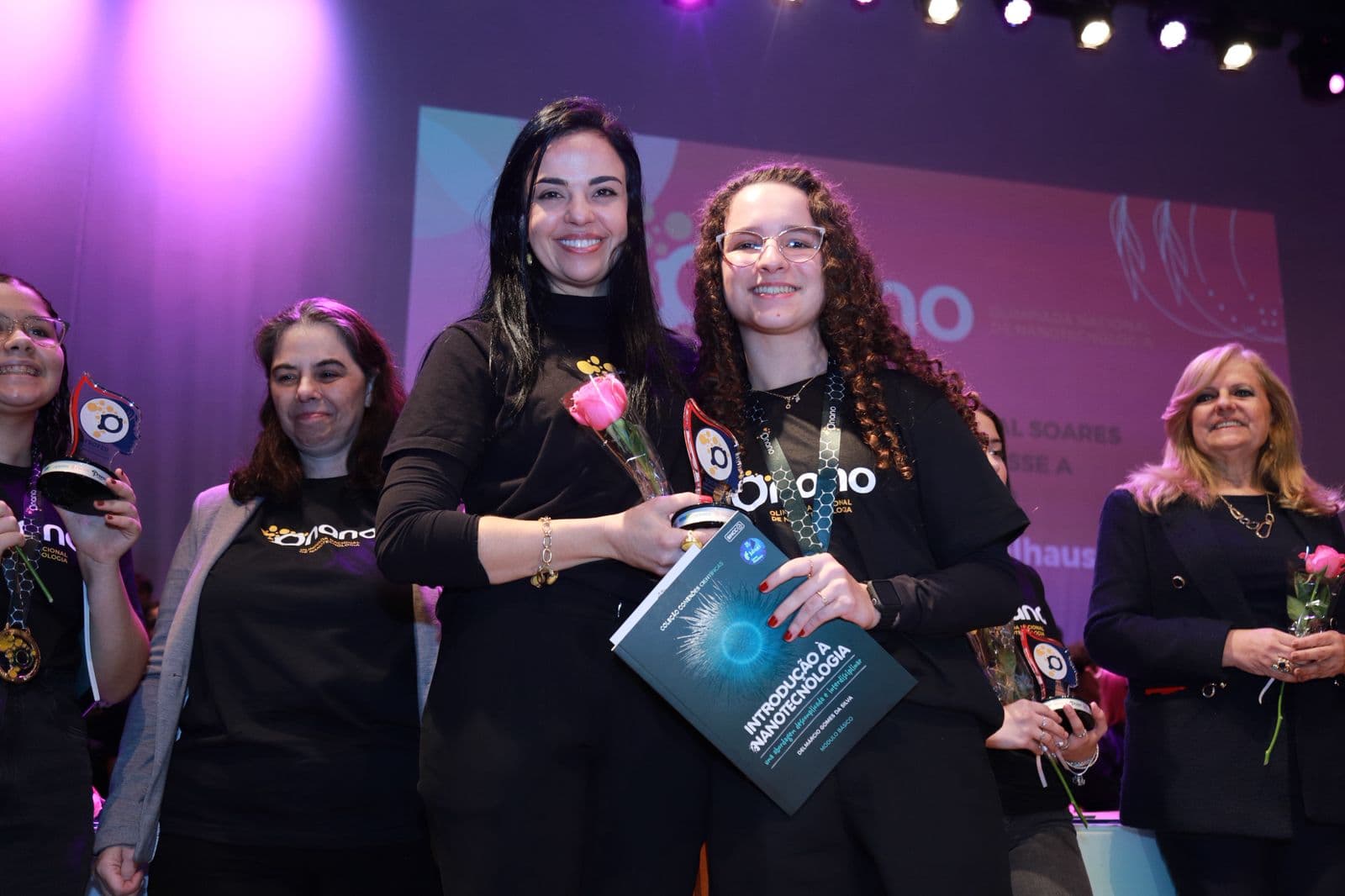 estudante recebendo sua premiação